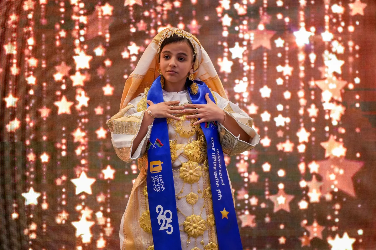 طالبة ليبية تتوج بلقب تحدي القراءة العربي في الدورة التاسعة - الصورة من وكالة أنباء الإمارات "وام"