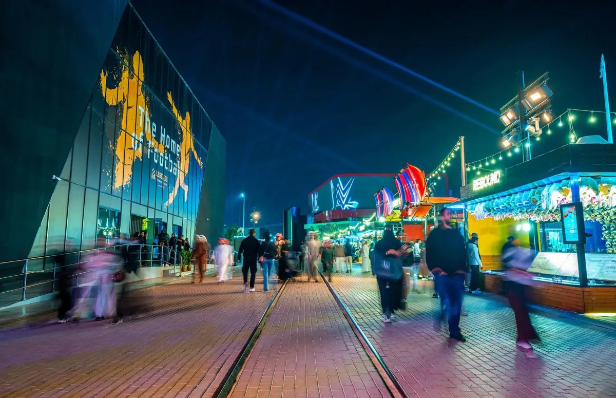 الزوار يستمتعون بالأجواء في بوليفارد رياض سيتي - الصورة أرشيفية من الموقع الرسمي لموسم الرياض