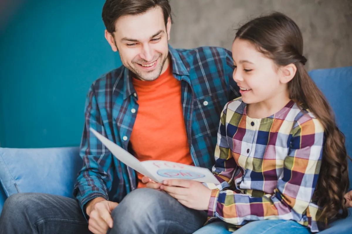 مراهقة تتابع دروسها مع والدها