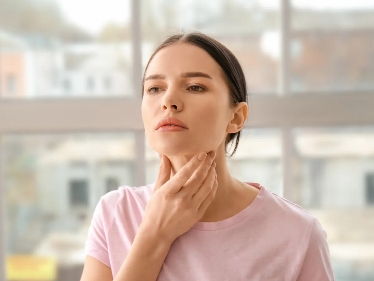 سيدة تعاني من التهاب الحلق