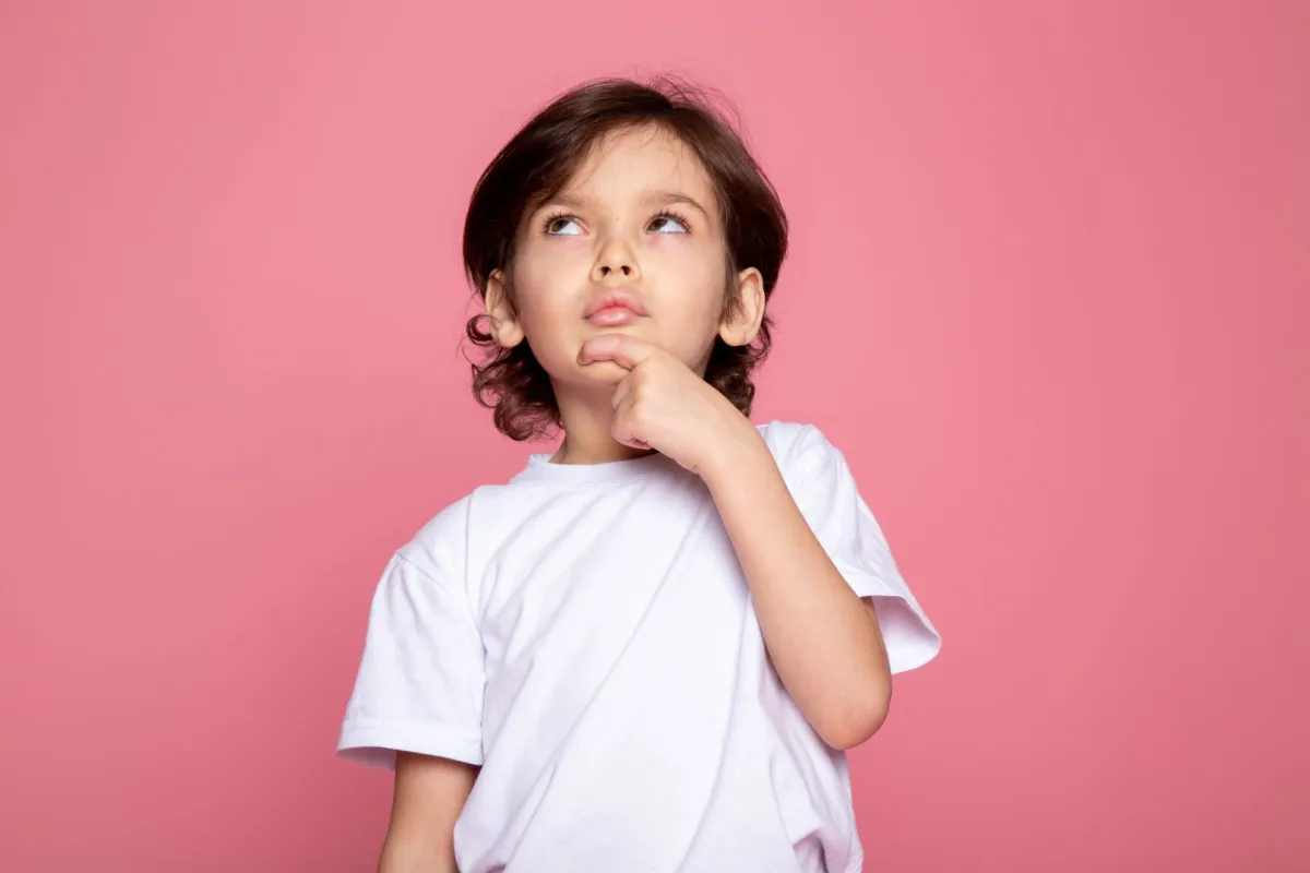 صورة لطفل يفكر