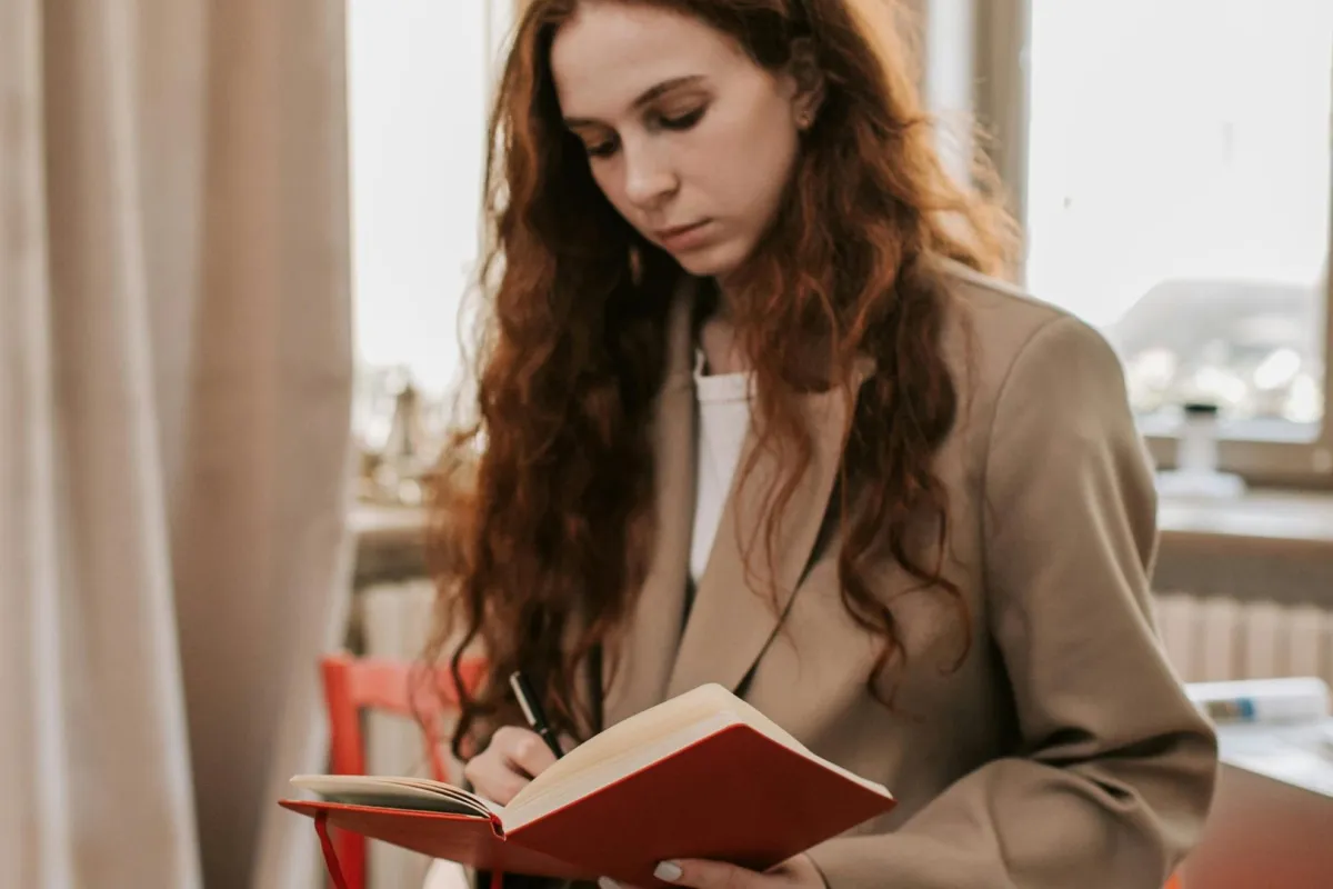 فتاة تقرا كتاباً عن الخيانة والانتقام