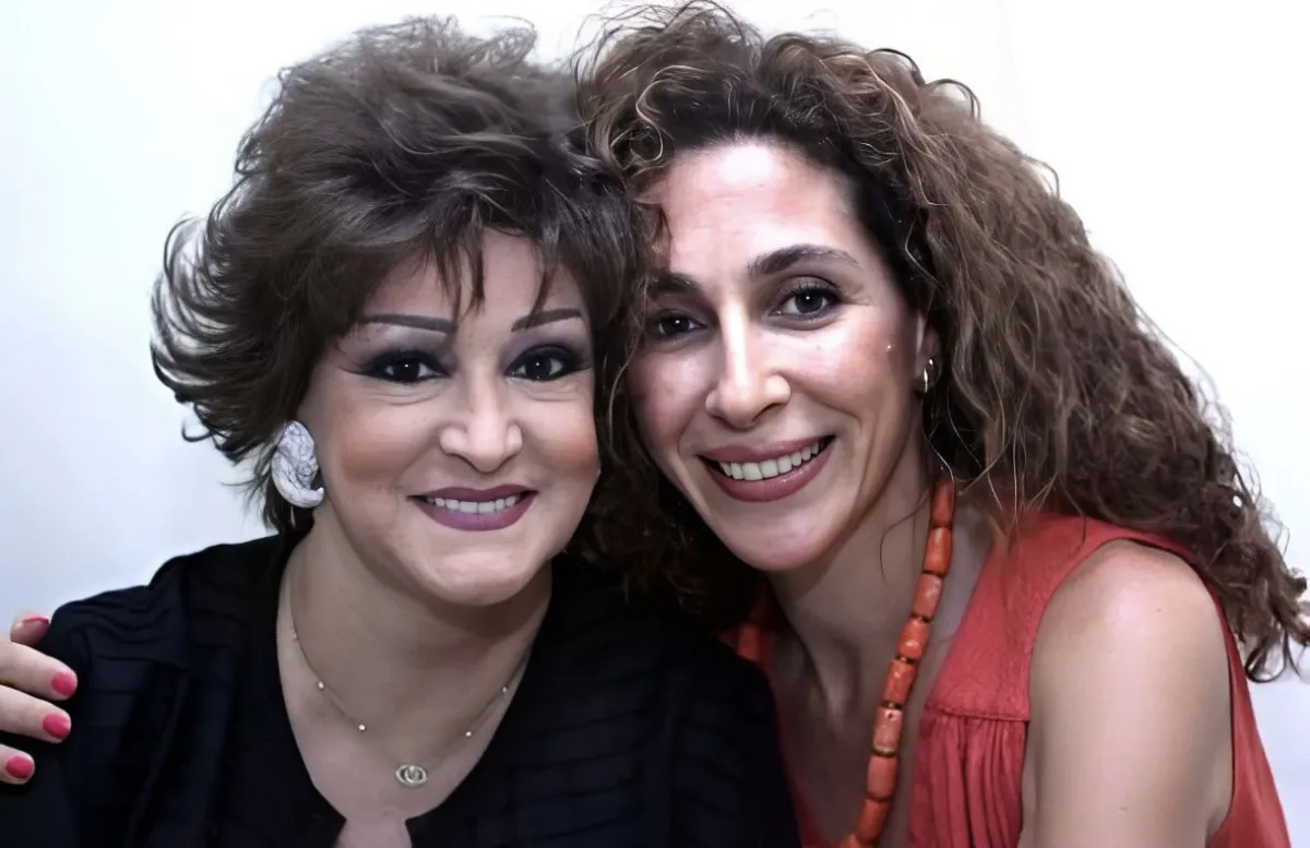 يولا ووردة  - مصدر الصور السيدة يولا 