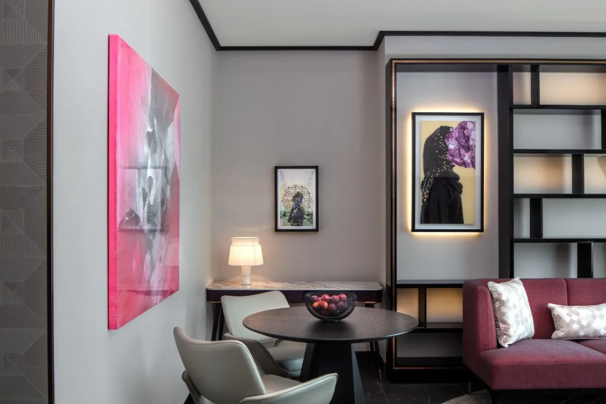 منطقة الجلوس في غرفة المعيشة ضمن جناح أنداز – تصميم يجمع بين الفخامة والراحة في قلب الدوحة