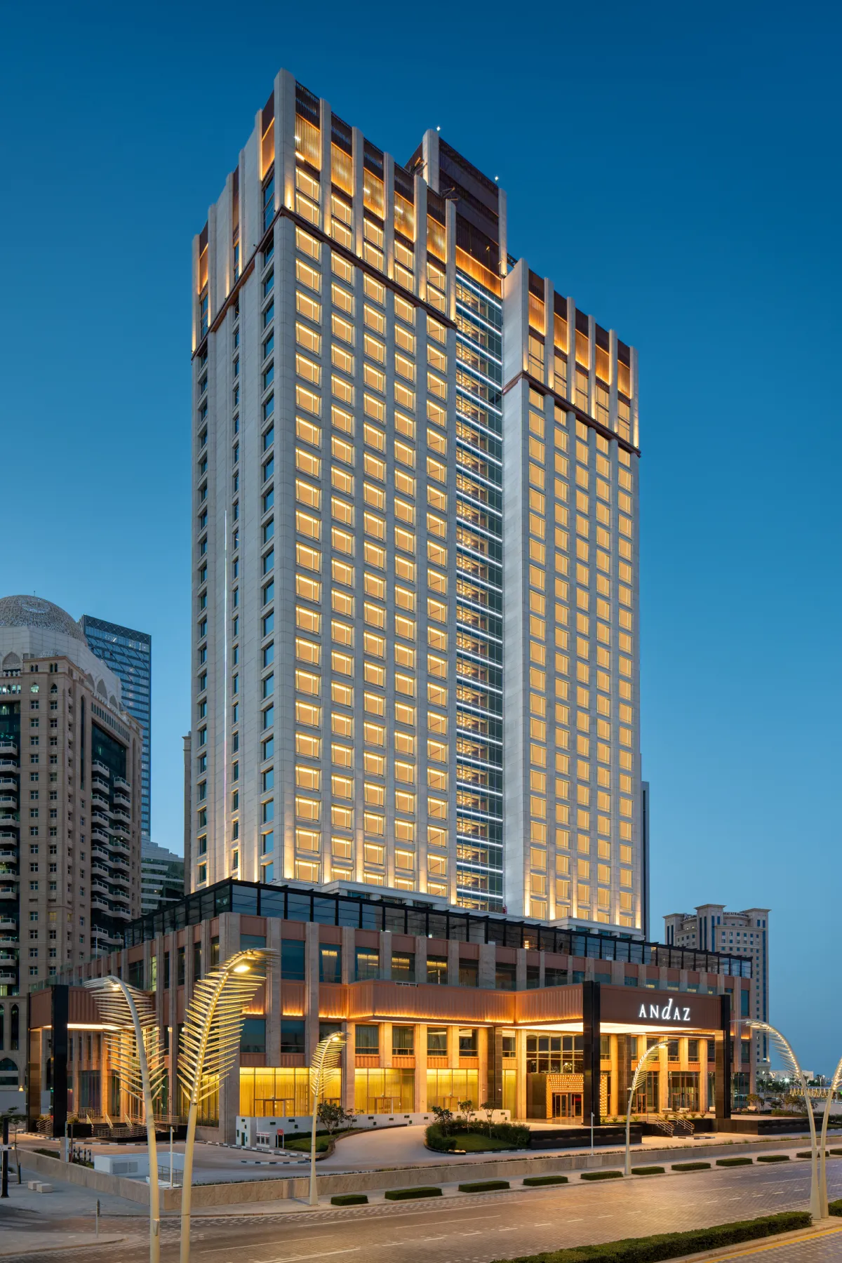 الواجهة الخارجية لفندق أنداز الدوحة – تحفة معمارية تنبض بالأناقة في قلب العاصمة القطرية