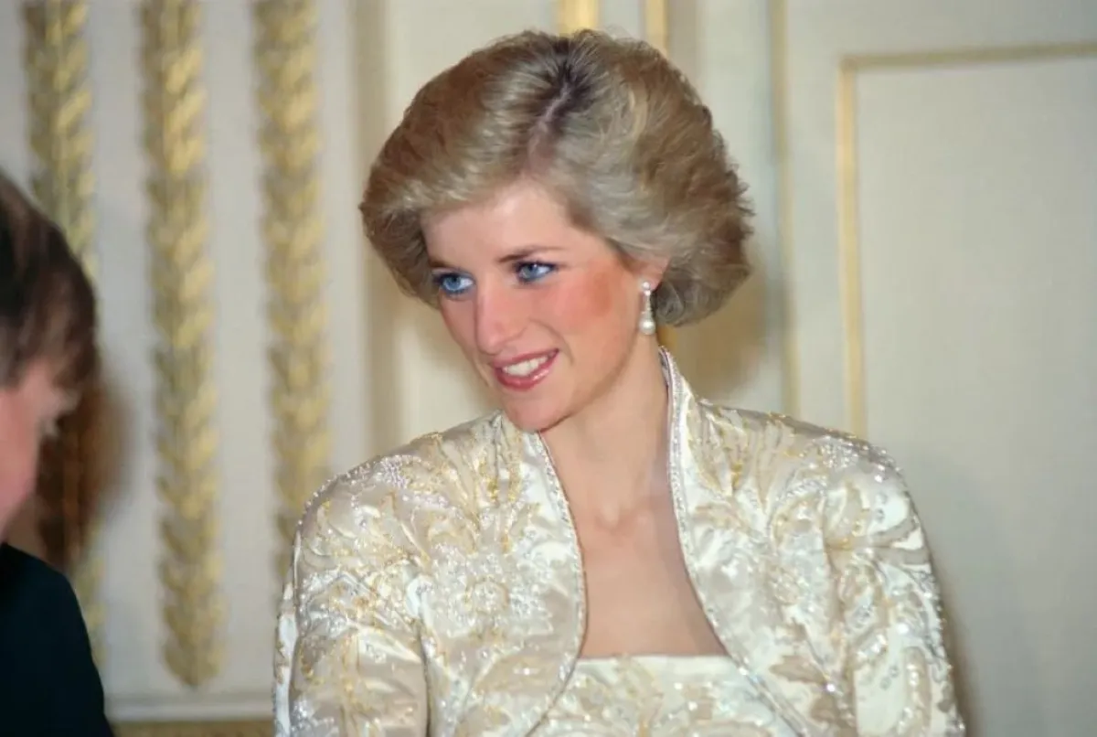 الأميرة ديانا في قصر الإليزيه بباريس (Princess Diana at the Élysée Palace in Paris). مصدر الصورة: errick CEYRAC / AFP