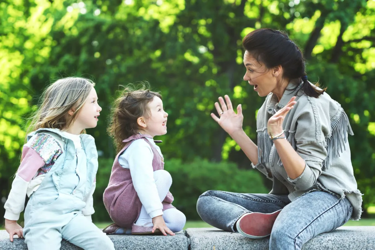 صورة أم مع طفلتيها