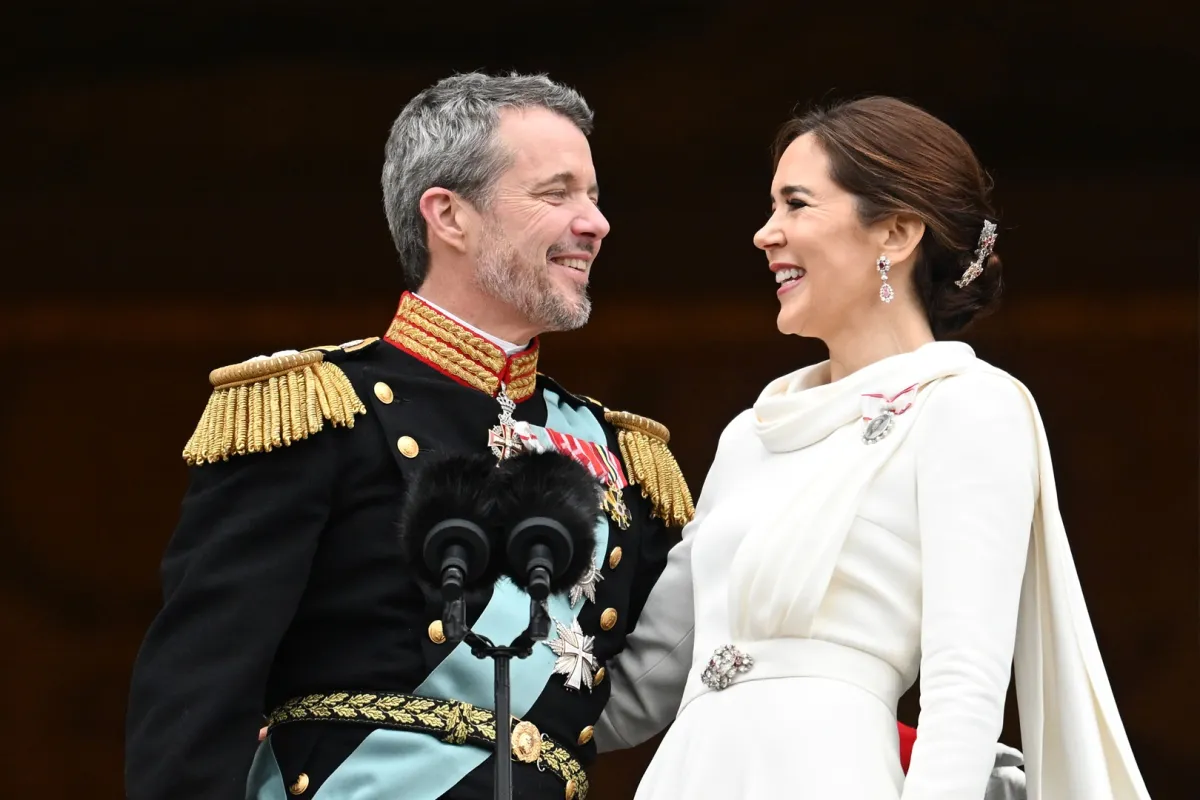 (Samir Hussein/WireImage via Getty Images :الملكة ماري مع الملك فريدريك العاشر في حفل تتويجه (مصدر الصورة