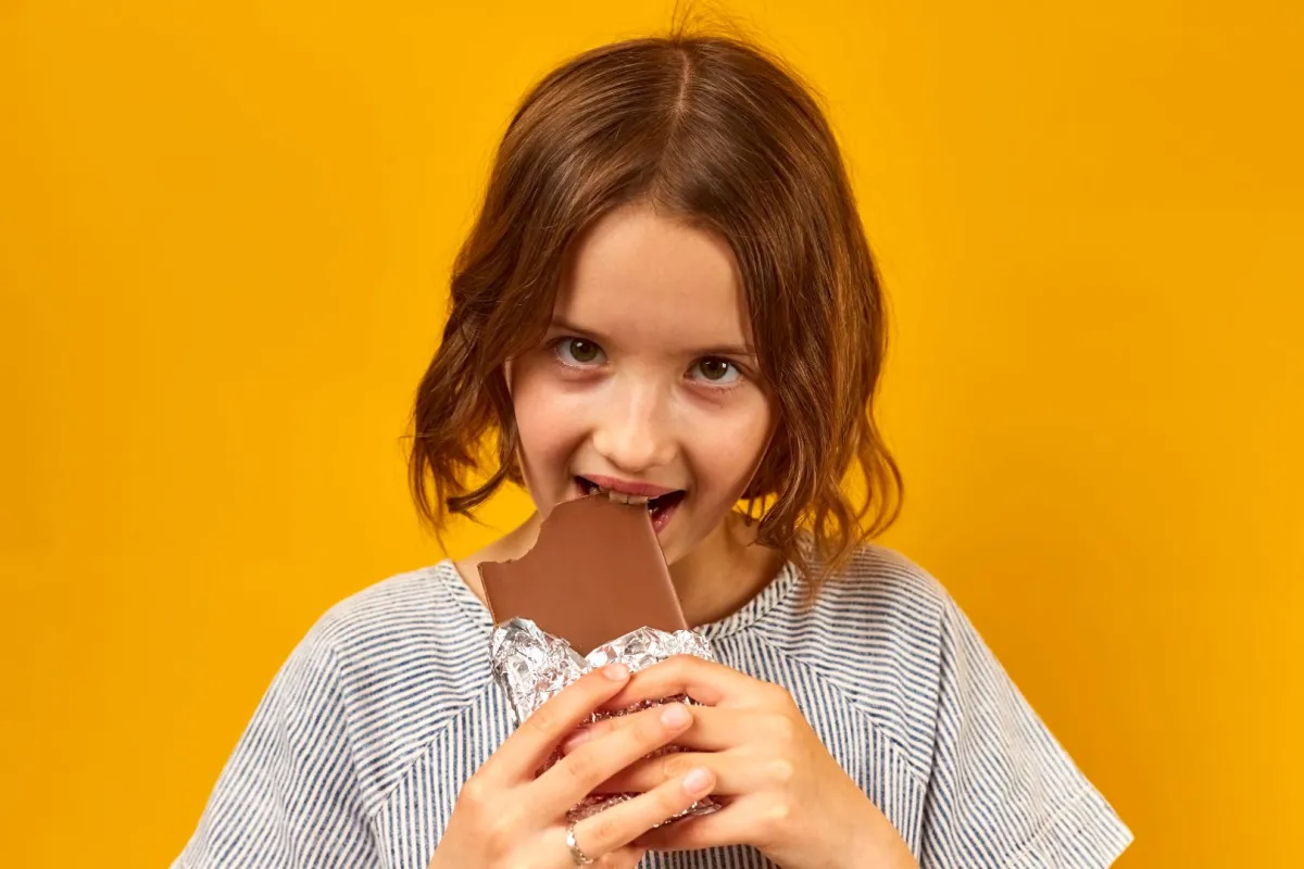 صورة طفلة تأكل الشوكولاتة