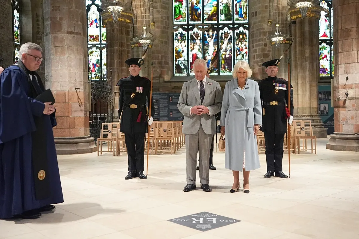 الملك تشارلز والملكة كاميلا في كاتدرائية سانت جيلز بإدنبرة، إسكتلندا (  Queen Camilla and King Charles at St Giles' Cathedral in Edinburgh, Scotland). مصدر الصورة: Aaron Chown / POOL / AFP