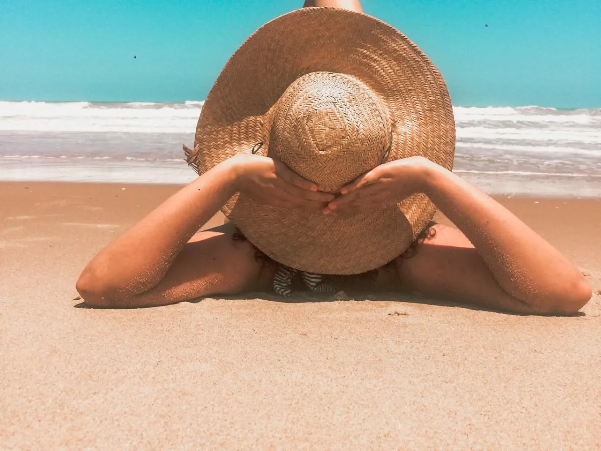 فتاة تتعرض لأشعة الشمس على الشاطىء- المصدر: pexels-rebeca-goncalves