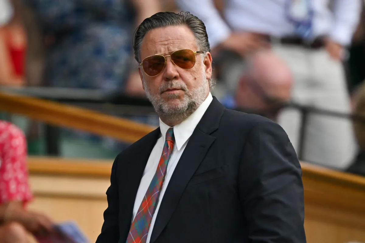 راسل كرو في ويمبلدون 2025 (  Russell Crowe at Wimbledon). مصدر الصورة:Glyn KIRK / AFP