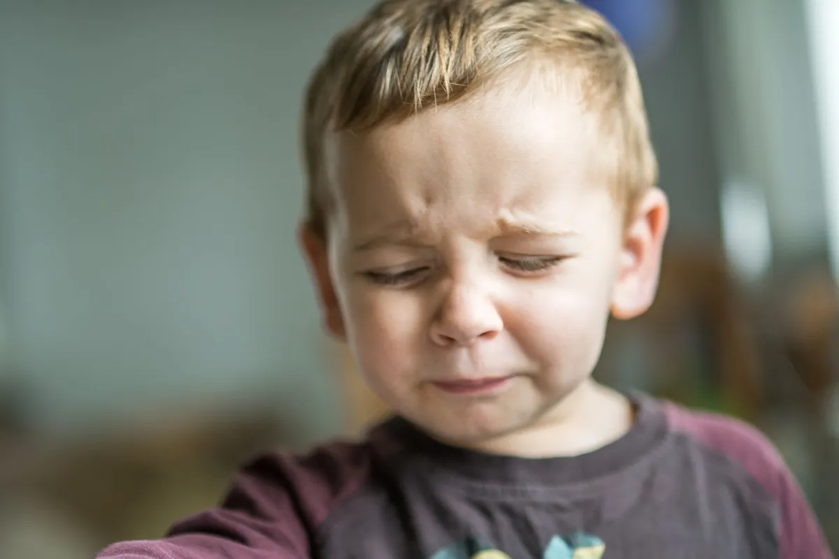 صورة طفل يعبّر عن مشاعره