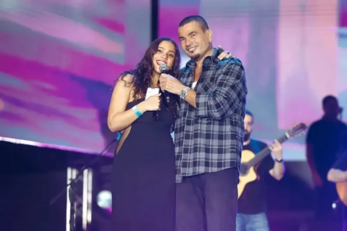 عمرو دياب وابنته جانا في حفل أبو ظبي - الصورة من المركز الصحفي للفنان عمرو دياب