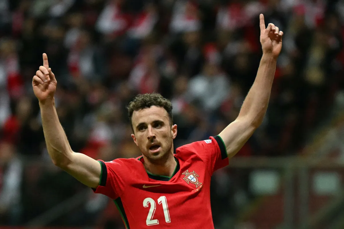 ديوغو جوتا على الملعب الوطني في وارسو، (Diogo Jota at the National Stadium in Warsaw, Poland) مصدر الصورة: Photo by Sergei GAPON / AFP)