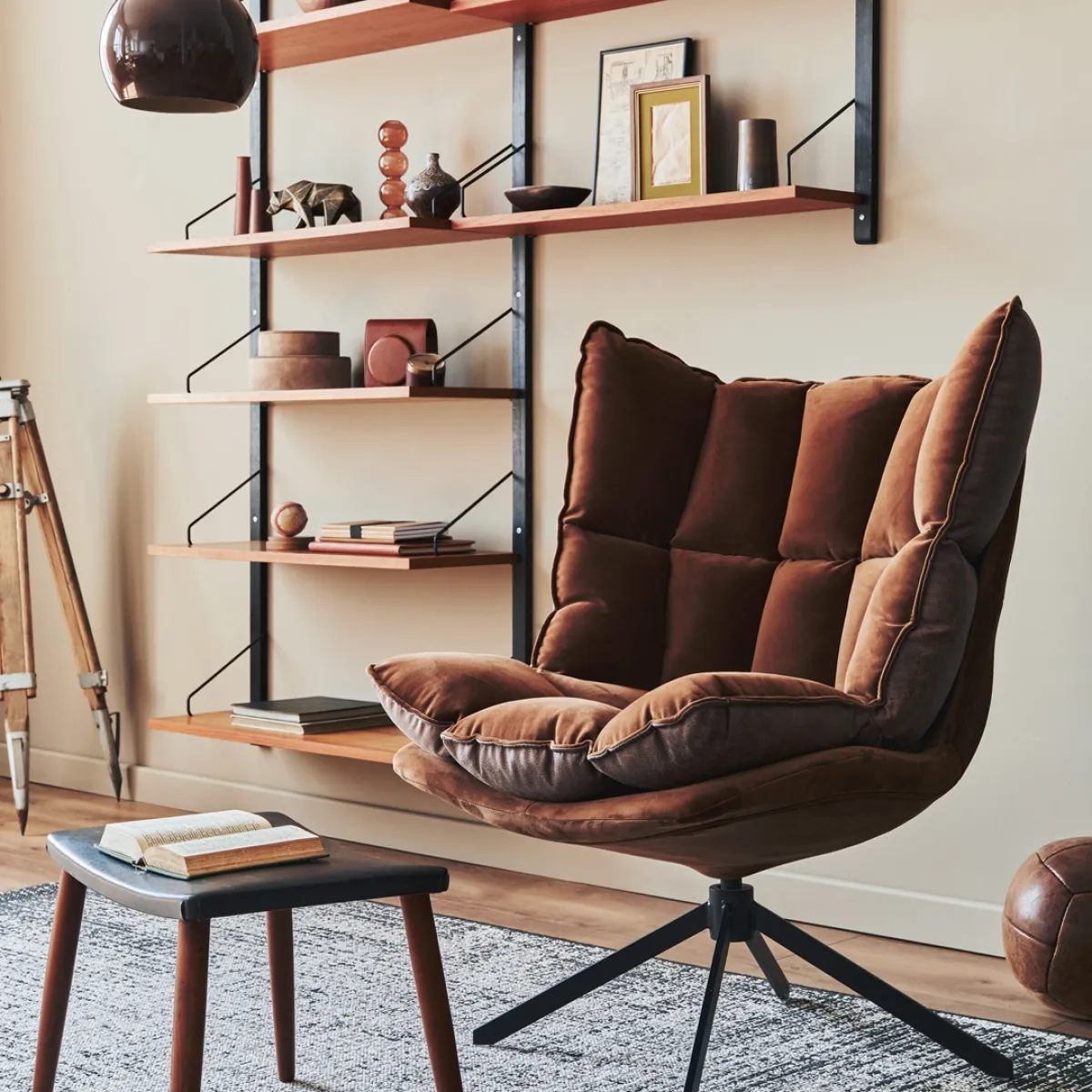 أريكة صغيرة بنية