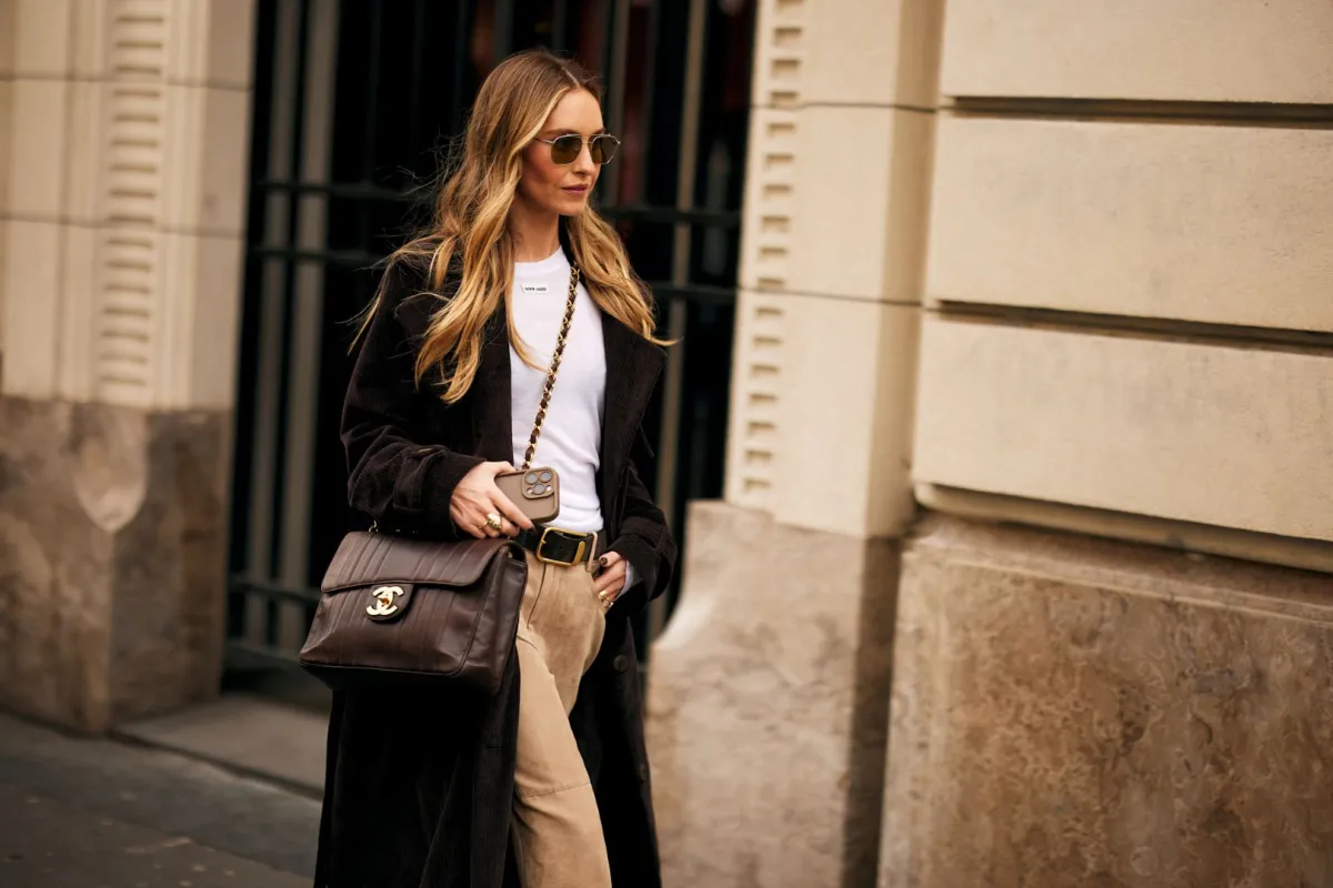 إطلالة ستريت ستايل باللون البني - الصورة من Launchmetrics/Spotlight ©