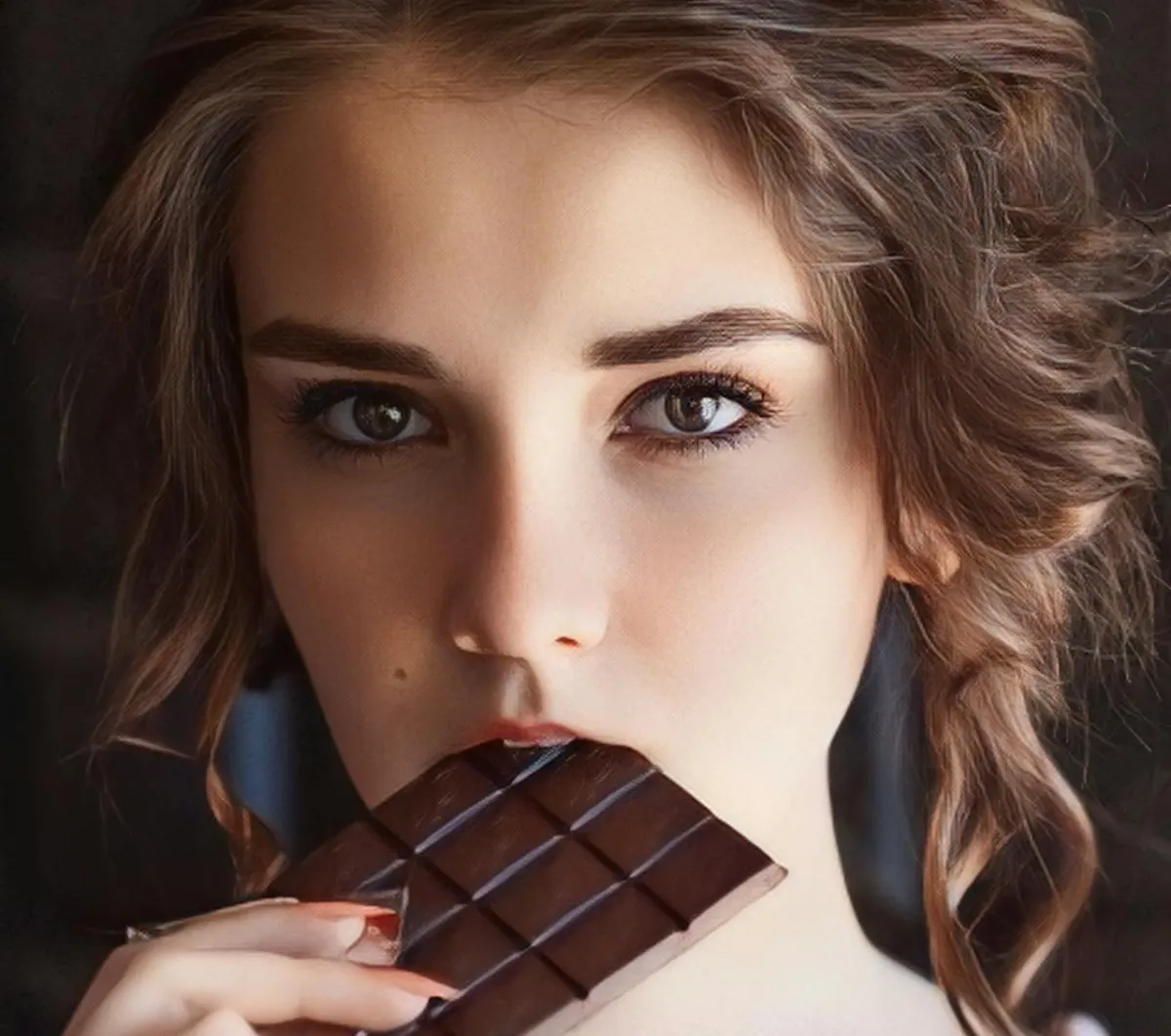امرأة تتناول الشوكولاتة الداكنة- المصدر:pexels-sofia-meremyanina