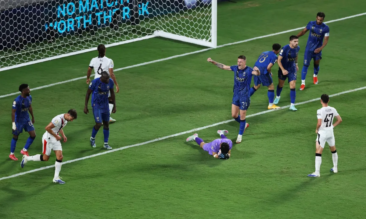 لقطات من احتفاء فريق الهلال بالفوز على مانشستر سيتي - الصورة من أرشيف الصور من موقع الهلال السعودي الرسمي على شبكة الإنترنت