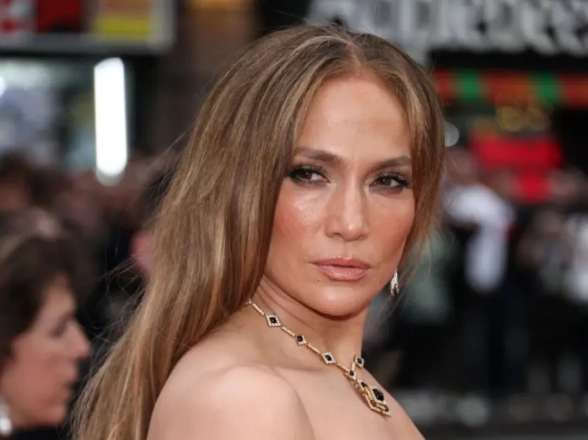 جينيفر لوبيز في مسرح وينتر جاردن بمدينة نيويورك (Jennifer Lopez at Winter Garden Theatre in New York City). مصدر الصورة: Jamie McCarthy/Getty Images/AFP