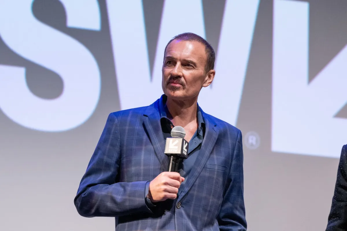 جوليان مكماهون في مسرح زاك في أوستن ، تكساس (Julian McMahon at ZACH Theatre in Austin, Texas). مصدر الصورة: Marcus Ingram/Getty Images for The Surfer/AFP