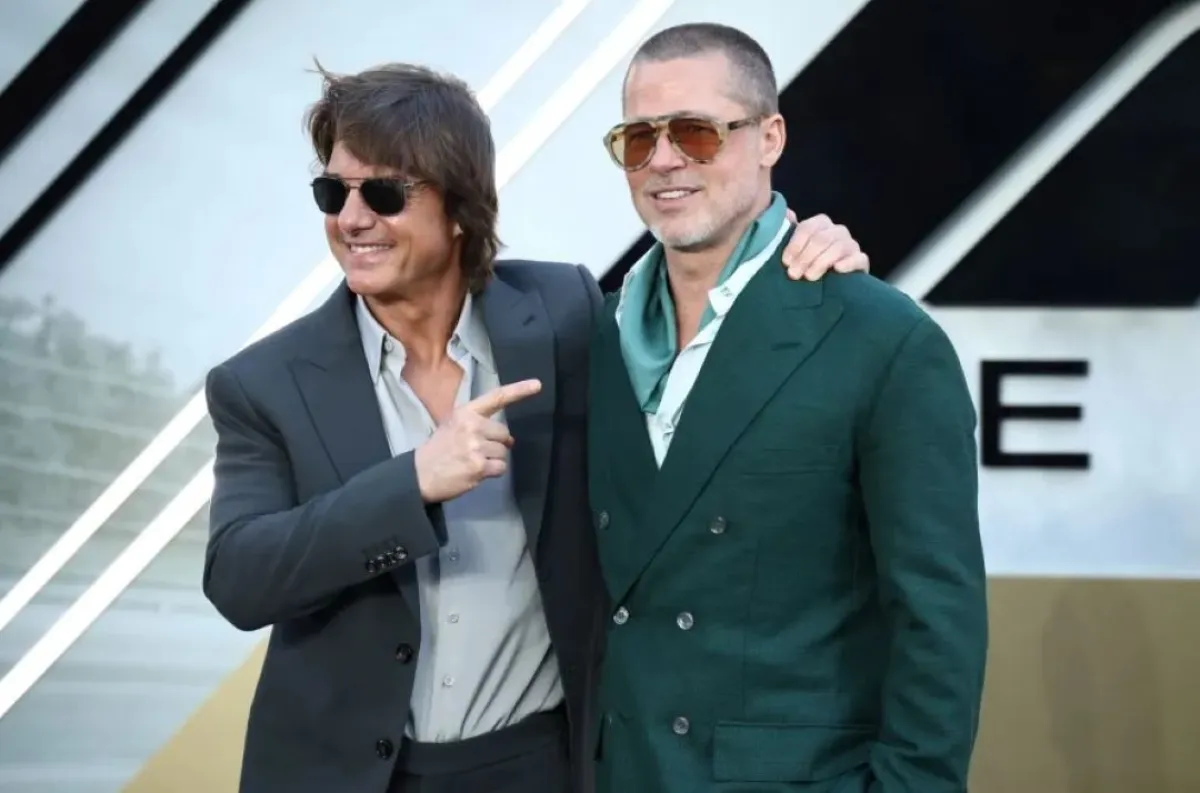 براد بيت مع توم كروز في سينوورلد ليستر سكوير، وسط لندن (Brad Pitt with Tom Cruise at Cineworld Leicester Square, central London). مصدر الصورة: HENRY NICHOLLS / AFP