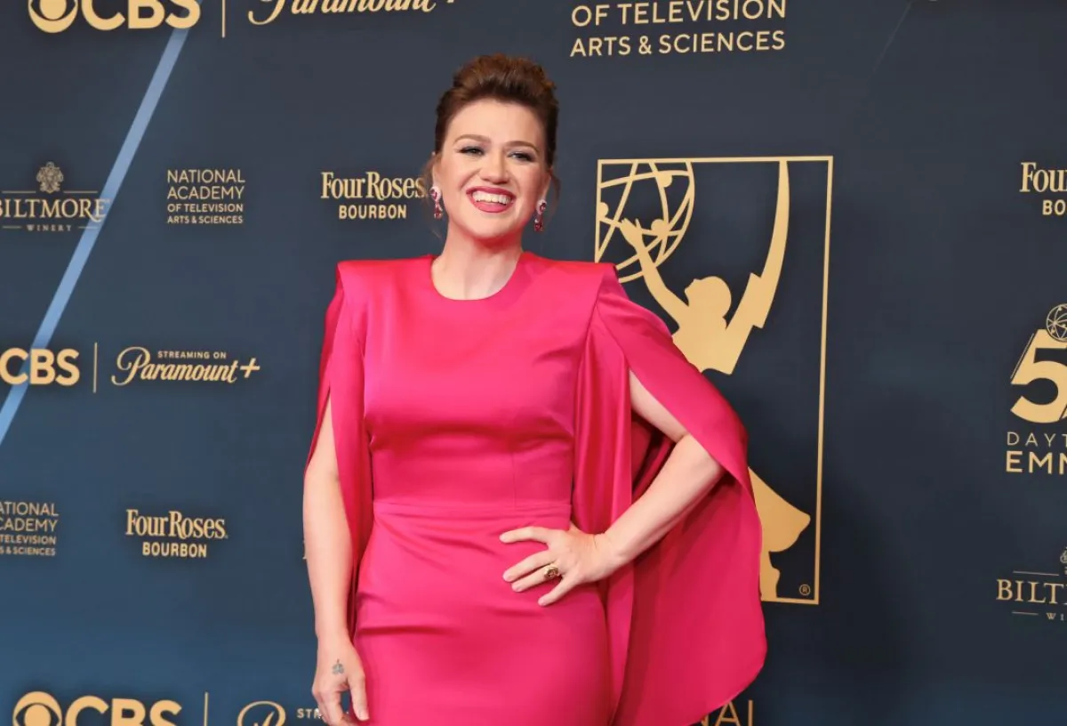 كيلي كلاركسون تحضر حفل توزيع جوائز Emmys السنوي الحادي والخمسين في فندق Westin Bonaventure & Suites، في لوس أنجلوس، كاليفورنيا. Kelly Clarkson attend the 51st annual Daytime Emmys Awards at The Westin Bonaventure Hotel & Suites, Los Angeles, California. مصدر الصورة: Rodin Eckenroth/Getty Images/AFP (Photo by Rodin Eckenroth / GETTY IMAGES NORTH AMERICA / Getty Images via AFP)