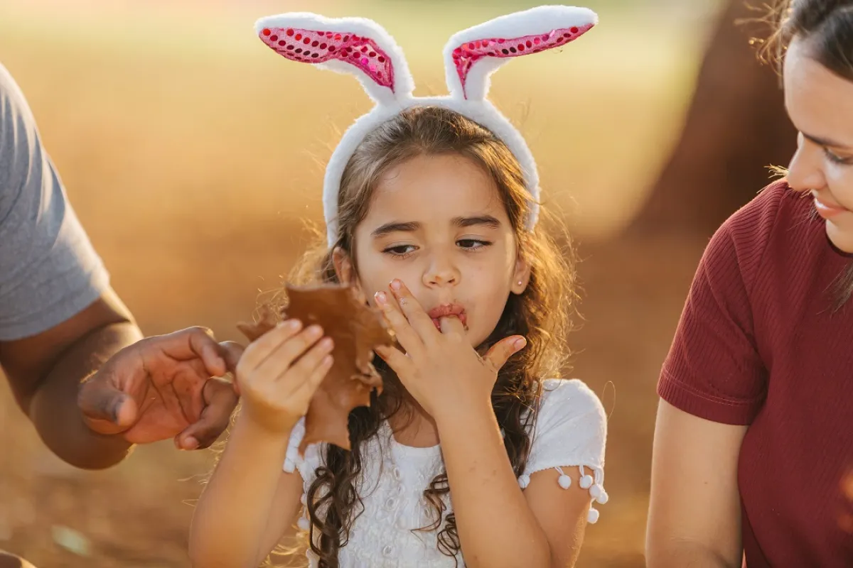 صورة لطفلة تتناول الشوكولاتة