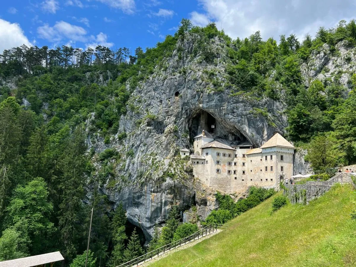 جولة على كهوف سلوفينيا الجذابة