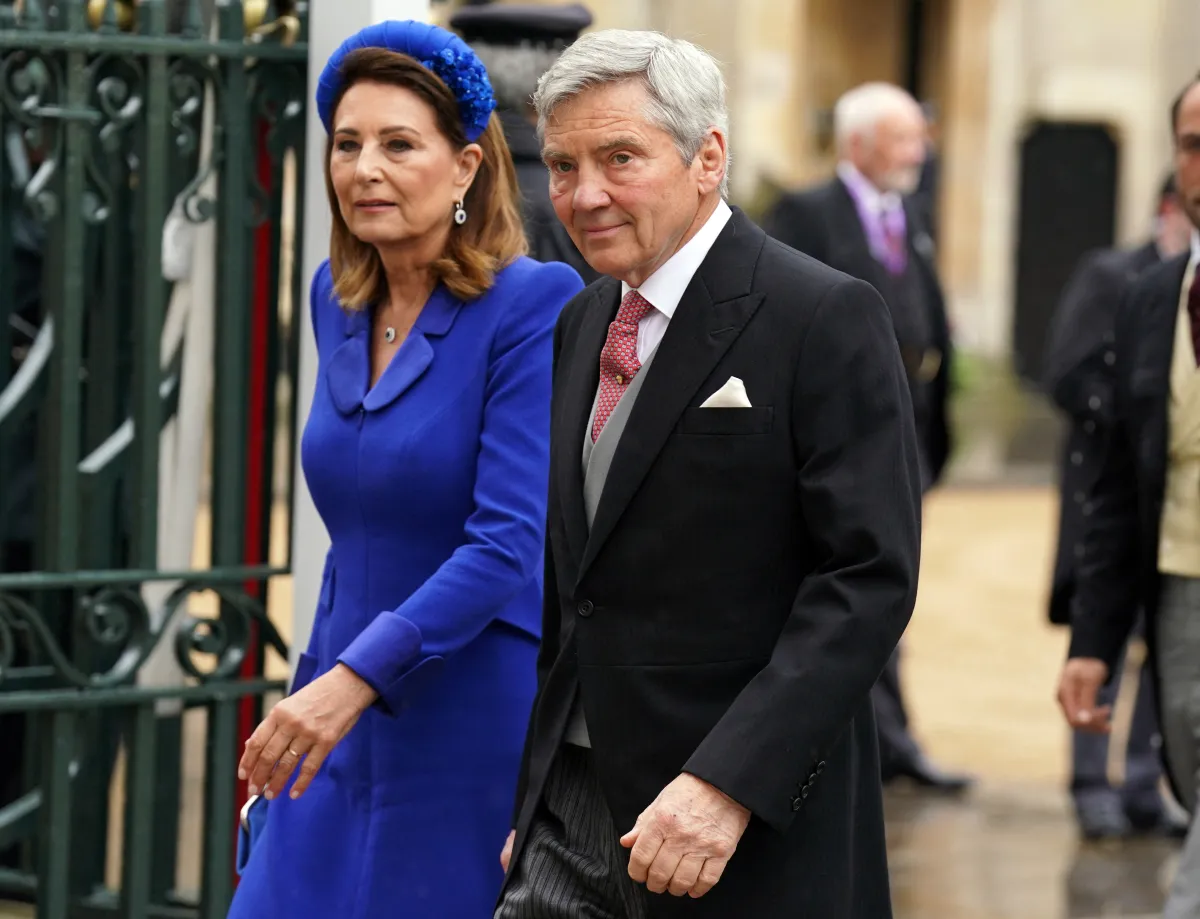 مايكل وكارول ميدلتون في دير وستمنستر في وسط لندن (  Michael and Carole Middleton at Westminster Abbey in central London ). مصدر الصورة: Andrew Milligan / POOL / AFP