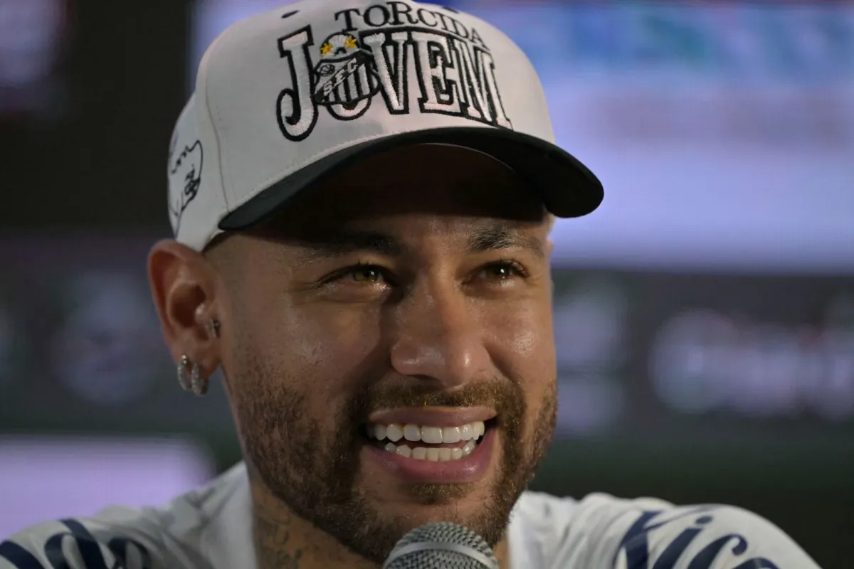 نيمار في ملعب أوربانو كالديرا في سانتوس، ولاية ساو باولو، البرازيل (Neymar at the Urbano Caldeira Stadium in Santos, Sao Paulo state, Brazil). مصدر الصورة: NELSON ALMEIDA / AFP