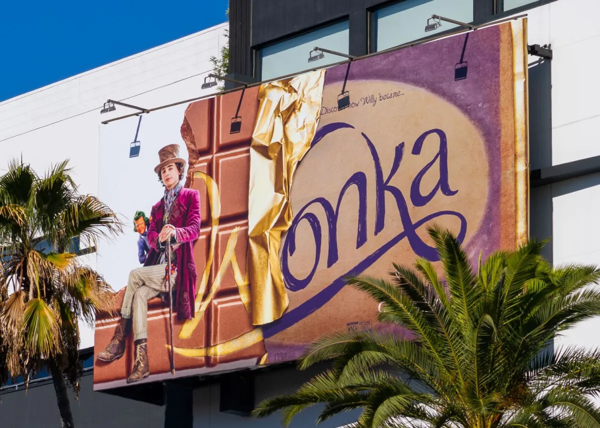 ناطحة سحاب "وونكا" في هوليوود وهايلاند كاليفورنيا (Wonka' skyscraper at Hollywood & Highland in Hollywood, California). مصدر الصورة: AaronP/Bauer-Griffin/GC Images