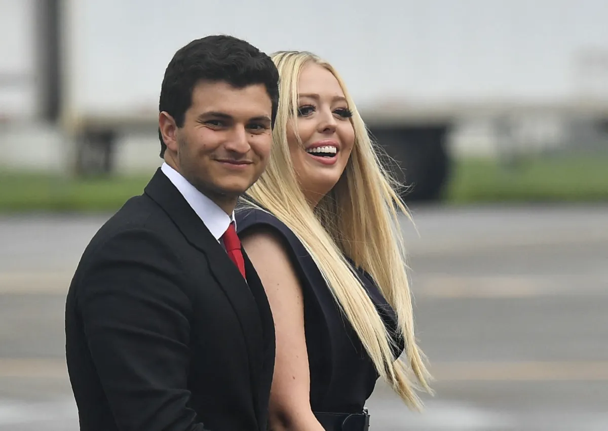 تيفاني ترامب وزوجها مايكل بولس في مطار أورلاندو الدولي، فلوريدا Photo by MANDEL NGAN / AFP -Michael Boulos and Tiffany Trump