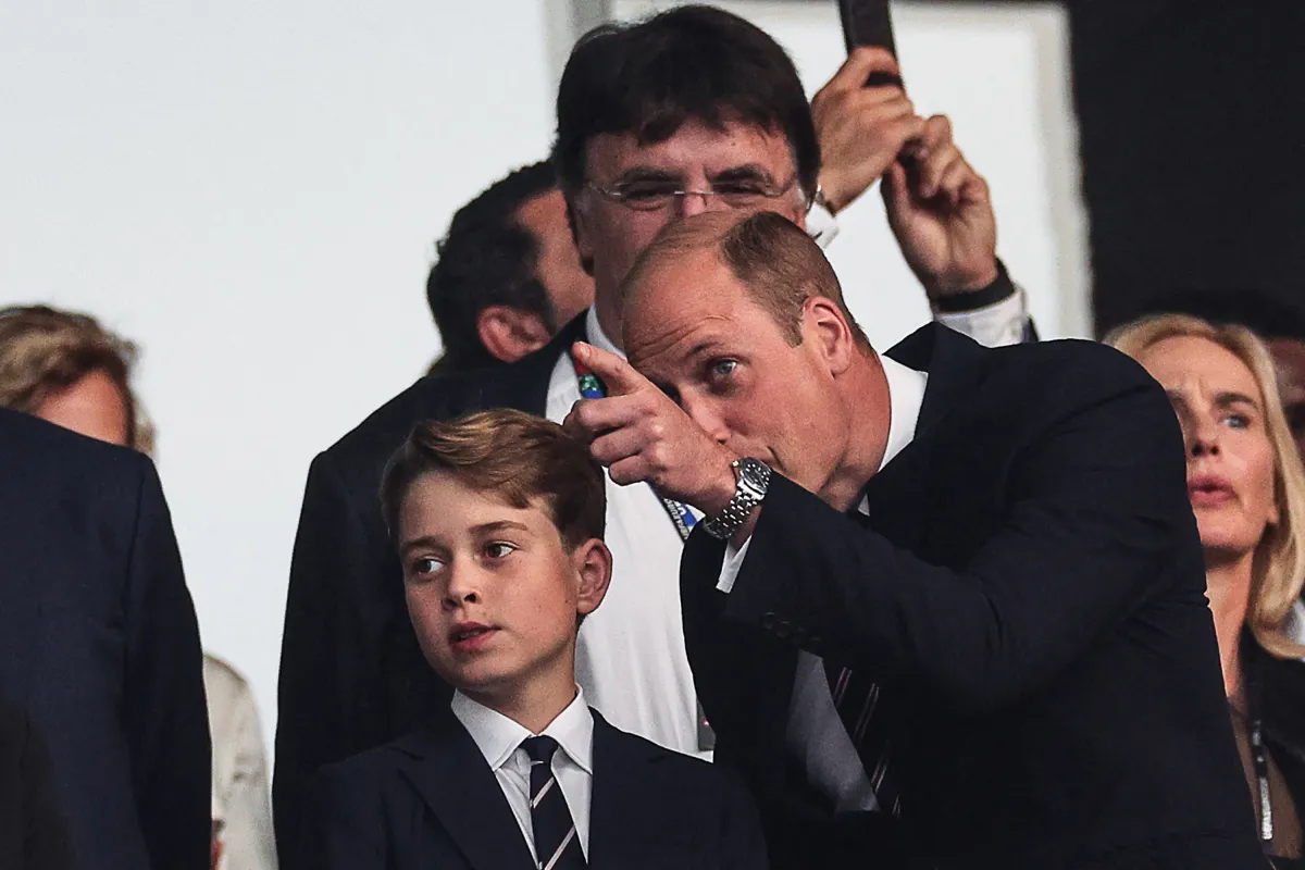 الأمير ويليام والأمير جورج في برلين ( Prince Charles and Prince George in Berlin). مصدر الصورة:Adrian DENNIS / AFP