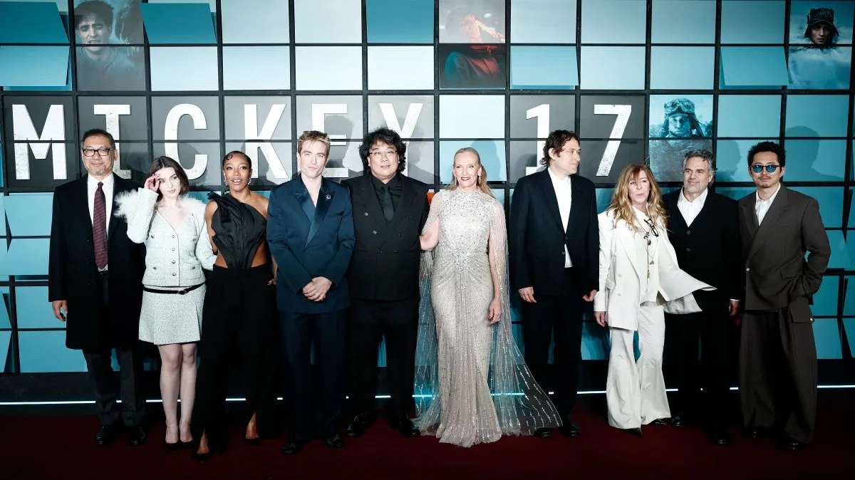 نجوم فيلم "Mickey 17" في افتتاح عرضه في Leicester Square - لندن - مصدر الصورة Photo by BENJAMIN CREMEL / AFP