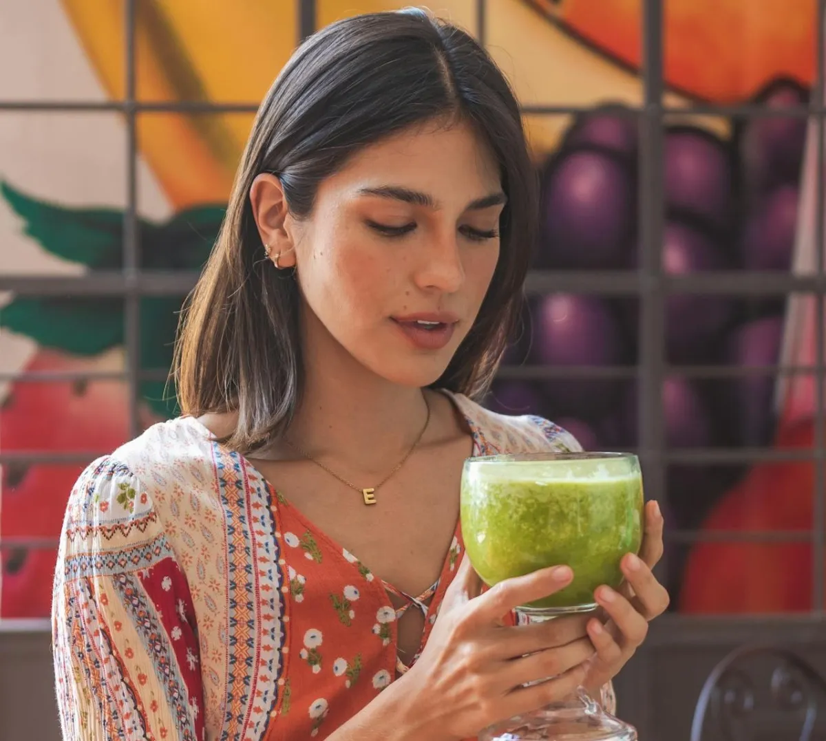 pexels-cristian-rojas :امرأة تشرب خليطاً طبيعياً- المصدر