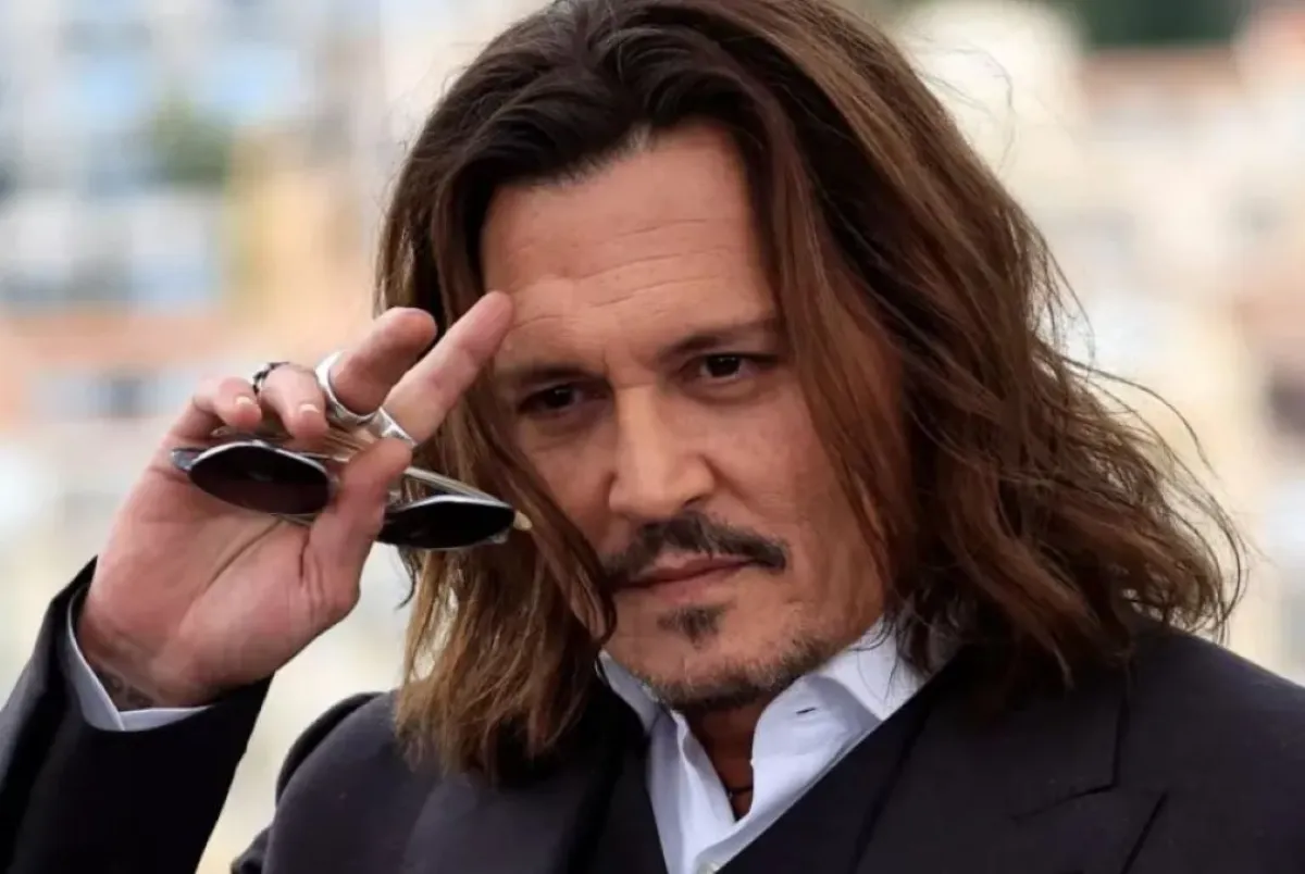 جوني ديب خلال الدورة الـ76 لمهرجان كان السينمائي في مدينة كان جنوب فرنسا (Johnny Depp during the 76th edition of the Cannes Film Festival in Cannes, southern France). مصدر الصورة: Valery HACHE / AFP