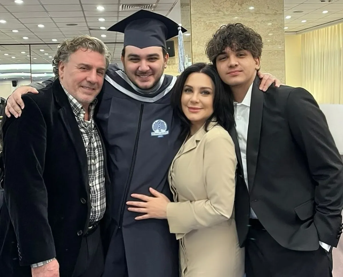 سلاف فواخرجي ووائل رمضان وابناهما الدكتور حمزة وعلي- الصورة من حساب سلاف على إنستغرام