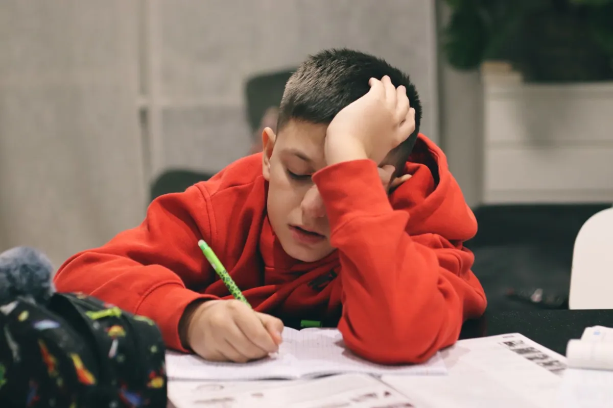 صورة طفل فاشل في الامتحان