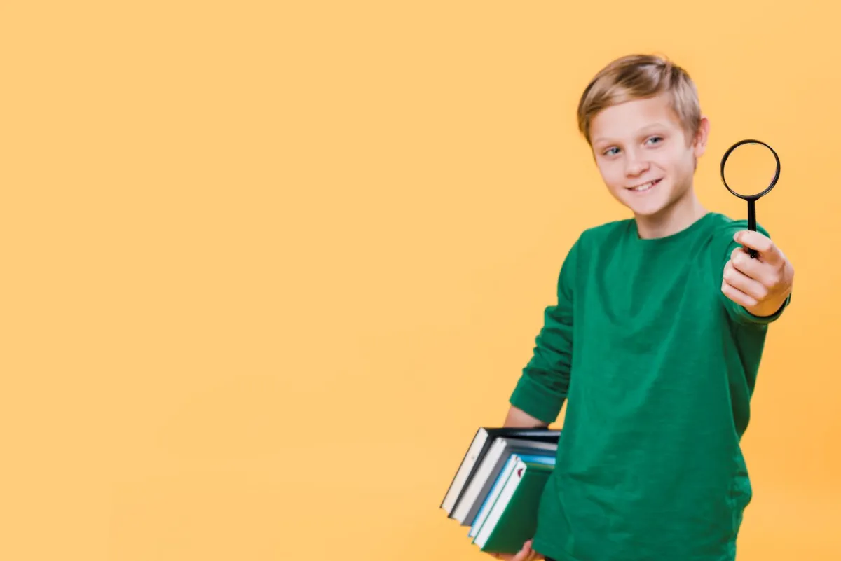 صورة تعبر عن ذكاء علمي عند الطفل