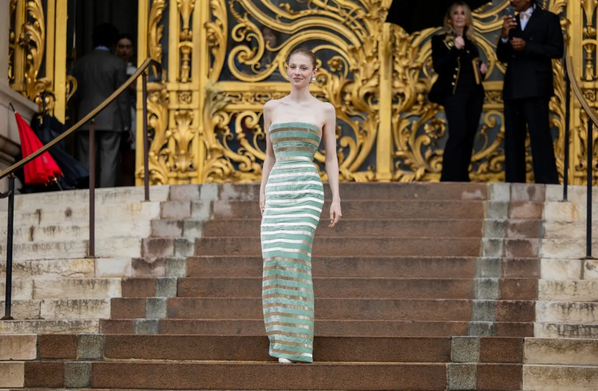 هانتر شيفر Hunter Schafer في أسبوع الموضة بباريس لخريف وشتاء 2025-2026 (مصدر الصورة: Christian Vierig/WireImage)