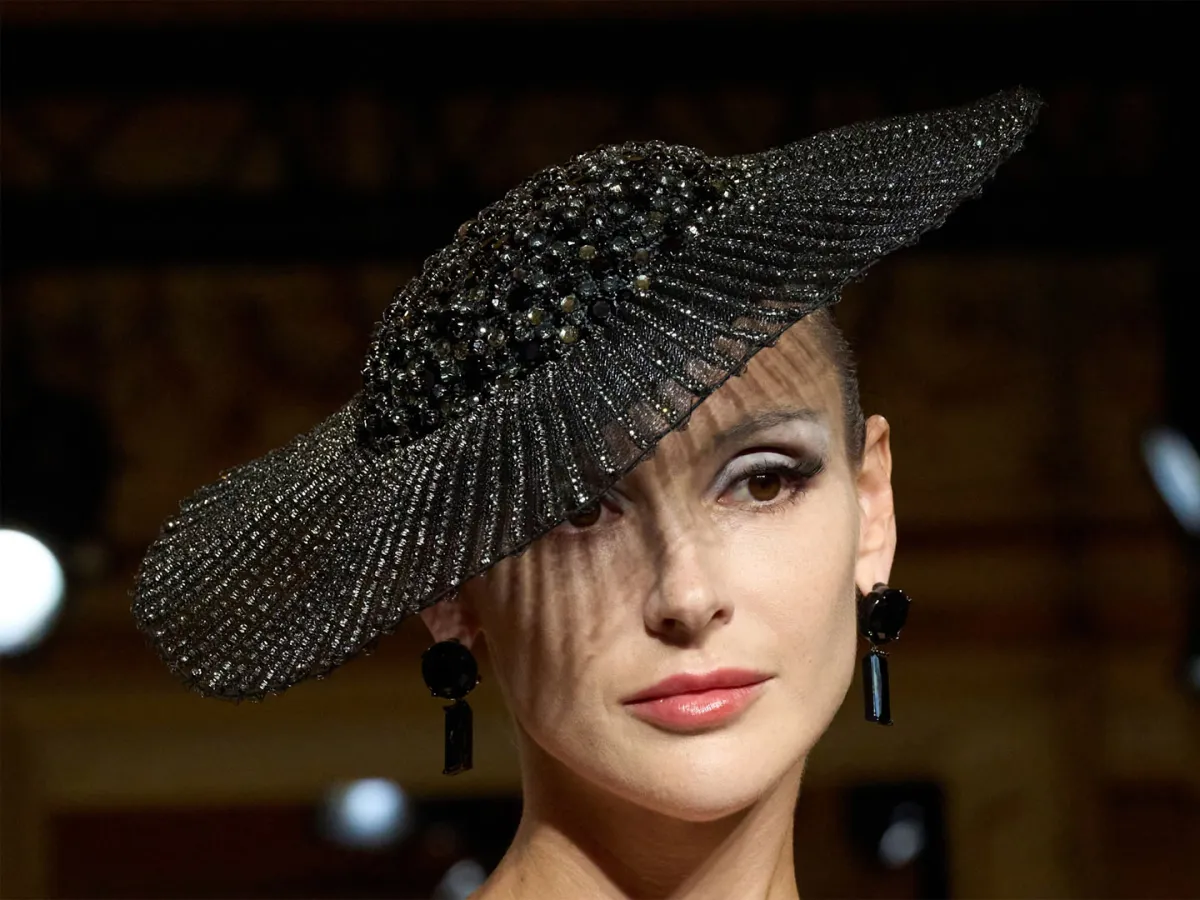 قبعة من أرماني بريفيه Armani Prive -مصدر الصورة Launchmetrics/Spotlight ©