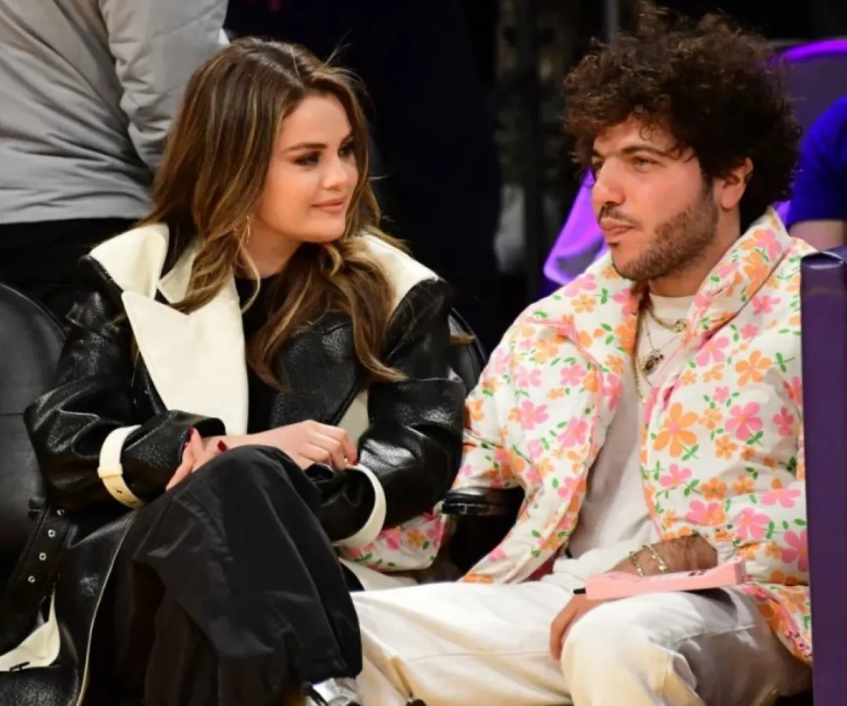 بيني بلانكو وسيلينا جوميز في Crypto.Com Arena في لوس أنجلوس، كاليفورنيا (Benny Blanco and Selena Gomez at Crypto.Com Arena in Los Angeles, California). مصدر الصورة: NBAE Adam Pantozzi/NBAE via Getty Images/AFP