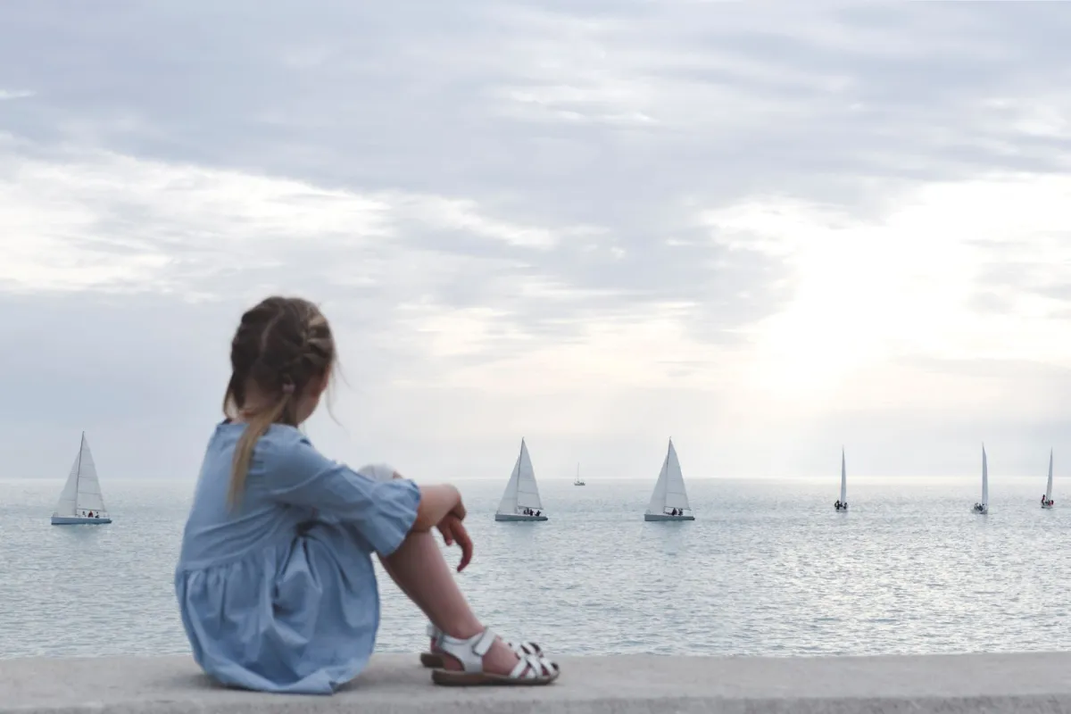 صورة طفلة على الشاطئ