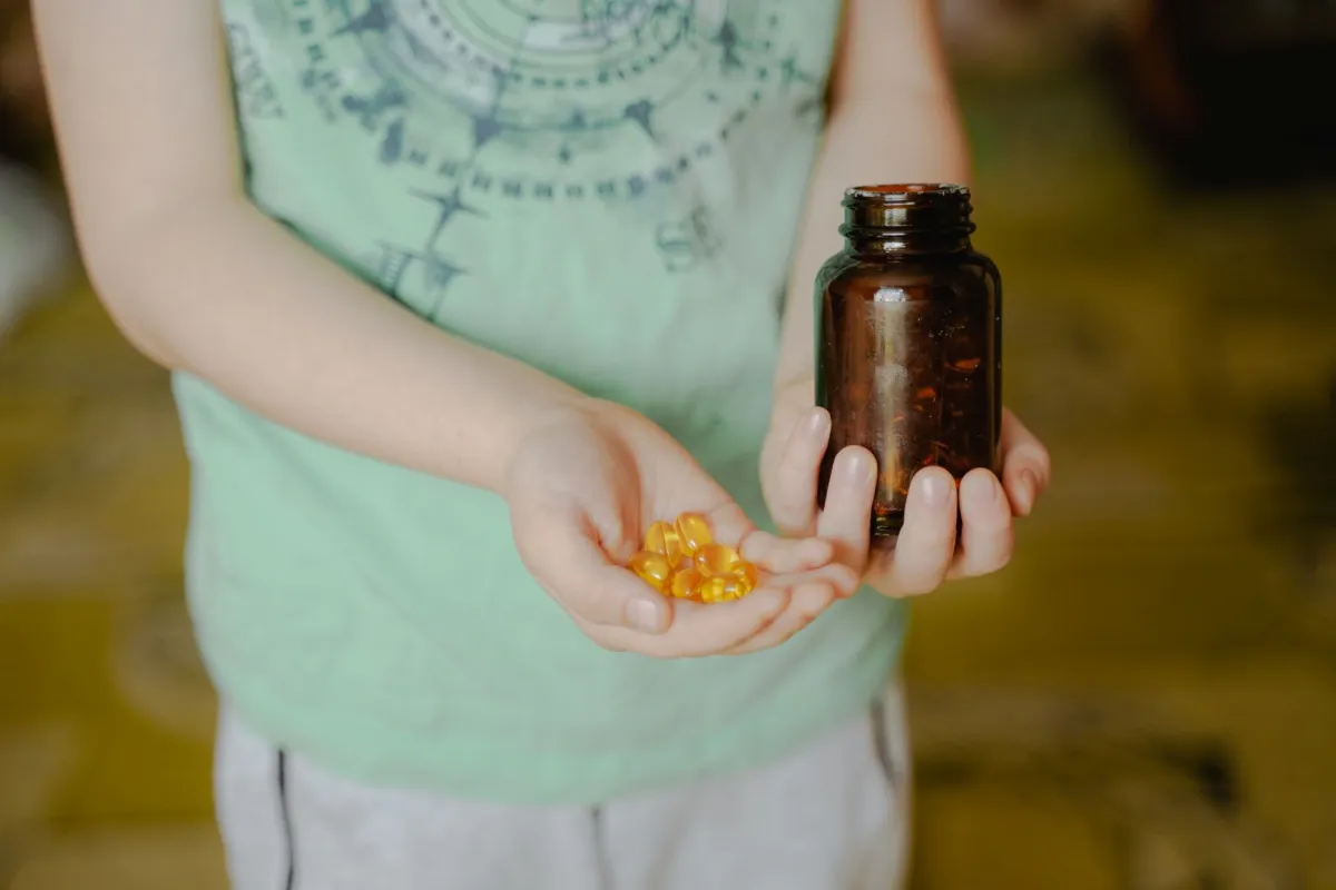 صورة طفل بيده حفنة من زيت السمك