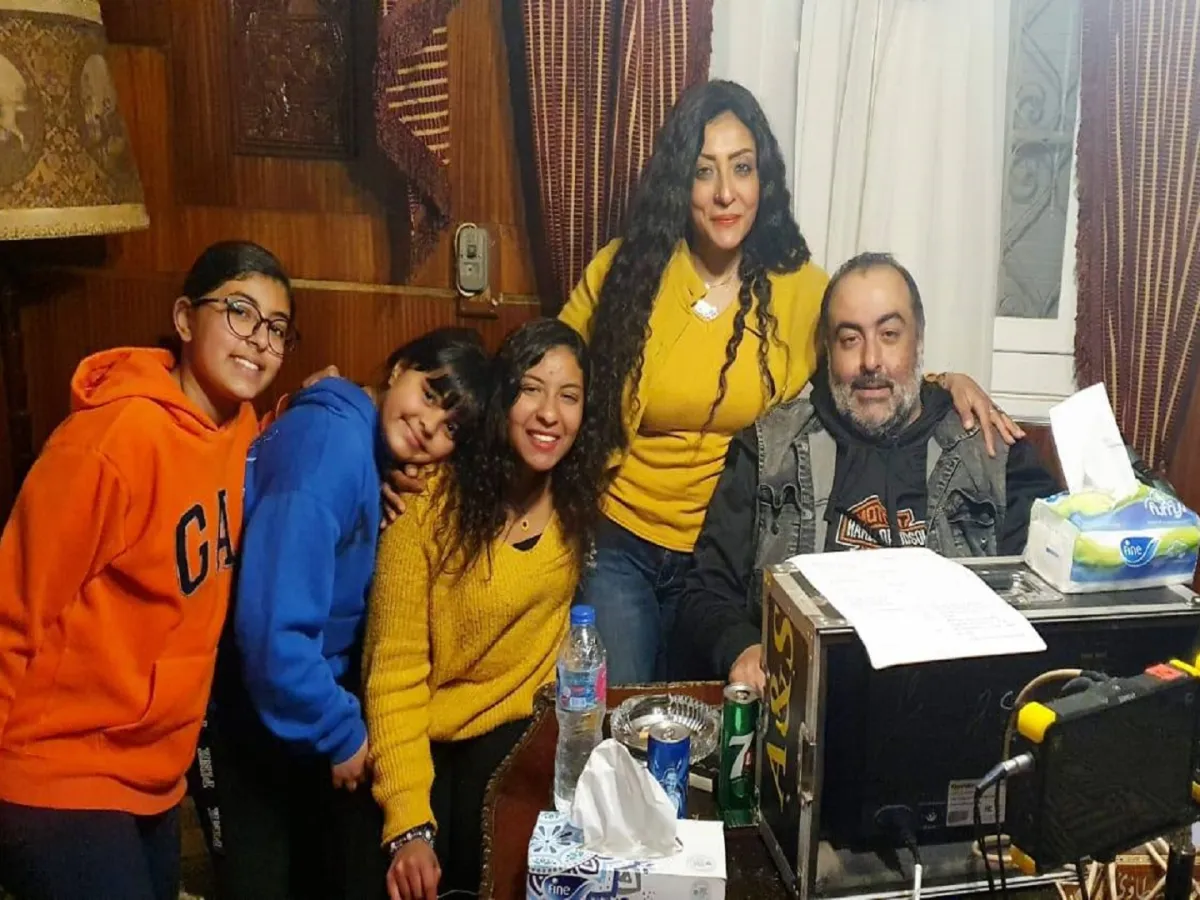 سامح عبد العزيز وداليا فرج وبناتهما الثلاث - الصورة من حساب داليا فرج على فيسبوك