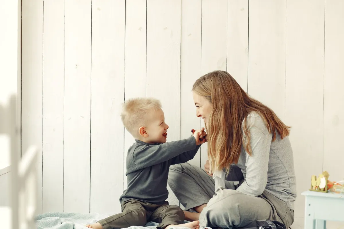 صورة لأم تقضي وقتًا مع طفلها