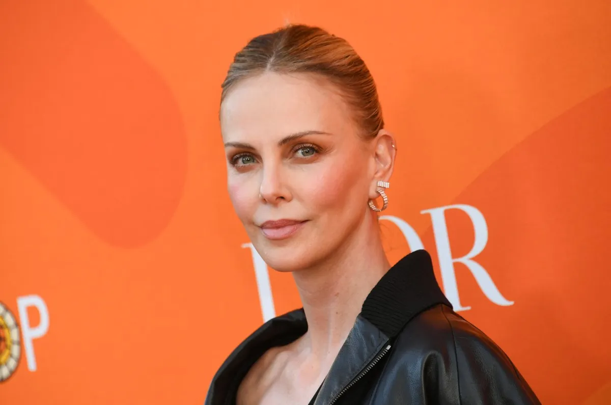 تشارليز ثيرون Charlize Ttheron في حفل مشروع إفريقيا للتواصل 2025 في أستوديوهات يونيفرسال - شمال هوليوود - كاليفورنيا Charlize Theron's Africa Outreach Project 2025 Block Party at Universal Studios backlot in North Hollywood, California on June 28, 2025. (Photo by Unique Nicole / AFP)