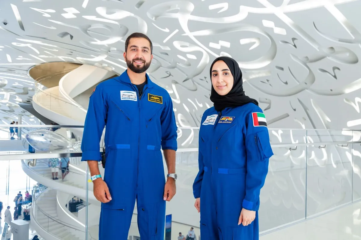 زوار متحف المستقبل يلتقون رواد الفضاء الإماراتيين. الصورة من وكالة الأنباء الإماراتية "wam"
