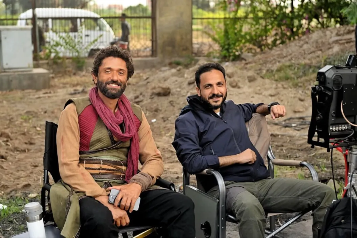 كريم محمود عبد العزيز مع المخرج بيتر ميمي من كواليس "مملكة الحرير"- الصورة من حساب كريم على إنستغرام